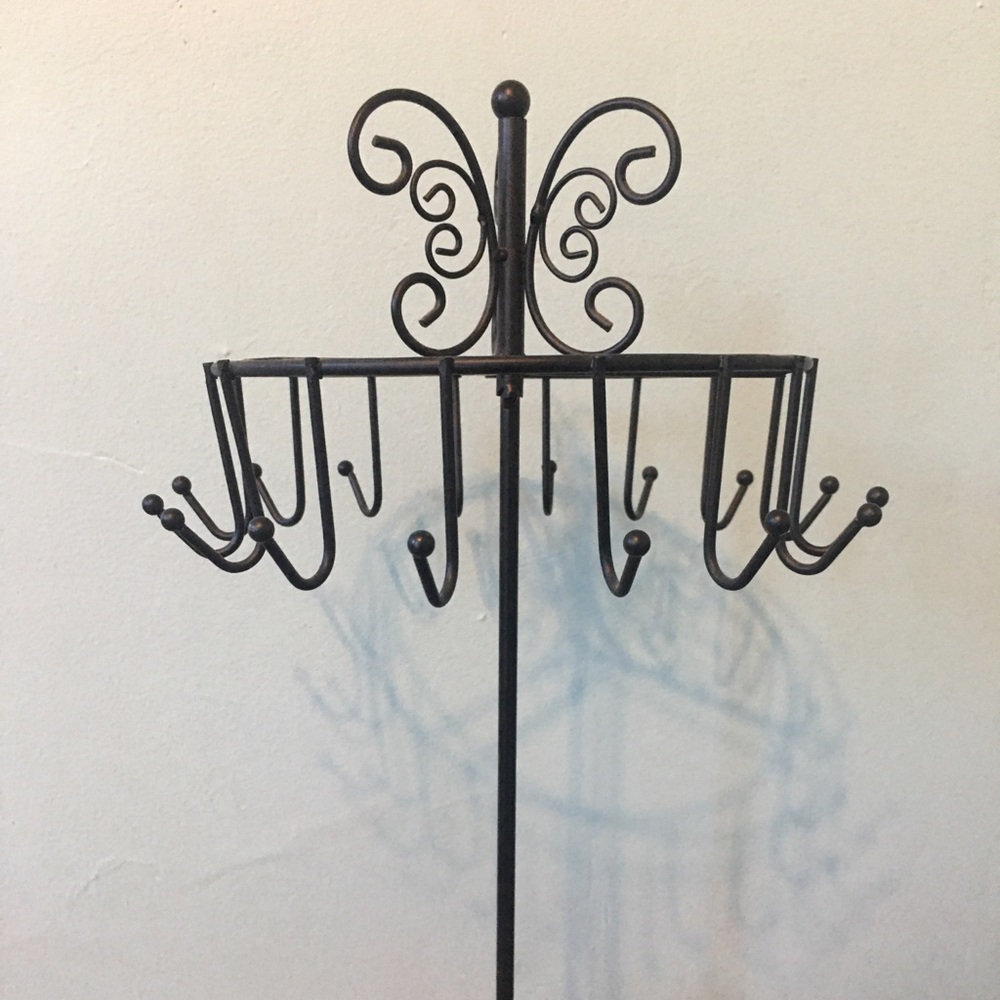 Rotating jewelry hanger